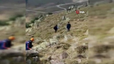  Dağda mahsur kalan 4 keçi kurtarıldı 