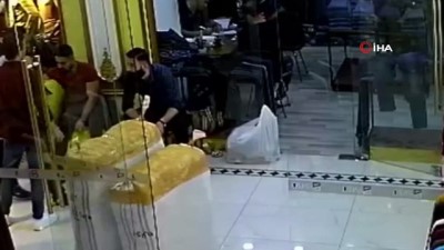 ilginc goruntu -  Depremde herkes kaçtı, o gülerek kaçanları izledi...O anlar kamerada  Videosu