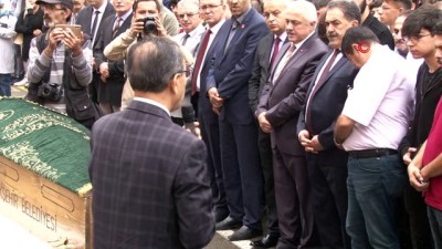  Depremde kalp krizi geçirerek ölen öğretmen okulundan son yolculuğuna uğurlandı 