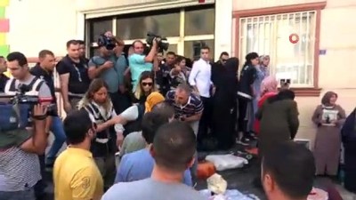 HDP’ye tepki gösteren aileler, parti binasına girmek istedi