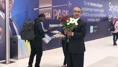 beyaz gul - İstanbul Havalimanı'nda yolculara gül ve lokum ikramı - İSTANBUL Videosu