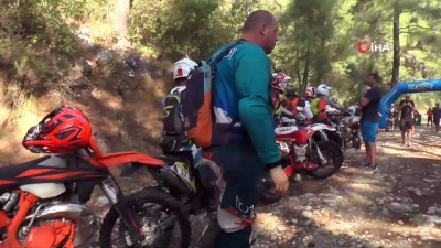 tahta kopru -  Motosikletçiler zorlu parkurlarda ölümüne yarıştı Videosu
