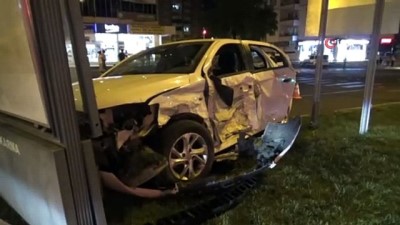  Diyarbakır’da otomobil kırmızı ışıktan geçerek, reklam panosuna uçtu: 7 yaralı