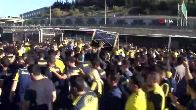 Fenerbahçeli taraftarlar stada ulaştı