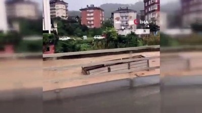  Kamyon kasası sel sularında böyle sürüklendi 