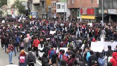 molotof kokteyli - Kolombiya'nın başkentinde öğrenci protestosu - BOGOTA  Videosu