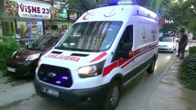 zabita -  Elazığ'da 8 katlı binadan kopan beton parçaları 2 kişiyi yaraladı Videosu