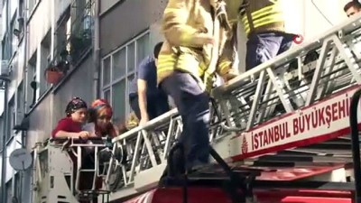  Fatih'de 5 katlı binanın giriş katında yangın 