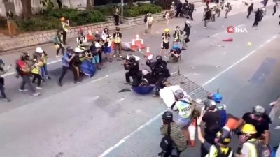 geri cekilme -  - Hong Kong’da Polisten Göstericilere Plastik Mermili Müdahale  Videosu