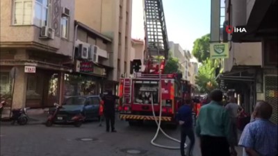  Manisa'da korkutan çatı yangını