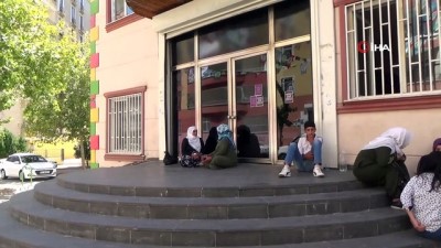  Diyarbakır’da HDP il binası önünde bir anne daha oturma eylemi başlattı 