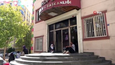  Diyarbakır'da ikinci eylem başladı... Çocuklarının dağa kaçırıldığını iddia eden aile, HDP Diyarbakır İl Başkanlığı önünde oturma eylemi başlattı 