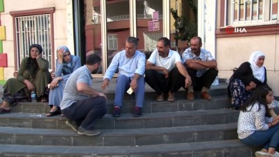  HDP binasının önünde eylem yapan 3 aileye destek için geldiler