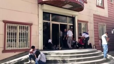 oturma eylemi - HDP'lilerce terör örgütüne katılım sağlayan çocukları için oturma eylemi başlattılar - DİYARBAKIR  Videosu