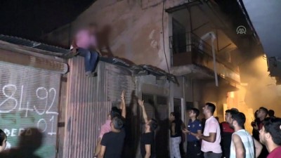 polis merkezi - İçinde eski eşi ve çocuğu bulunan evi ateşe verdi - ADANA Videosu