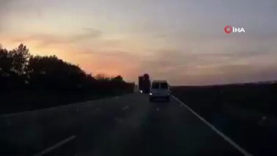Rusya'da freni patlayan tır iki aracı ezdi: 1 ölü, 2 yaralı- Dehşete düşüren kaza anı anbean araç kamerasına yansıdı