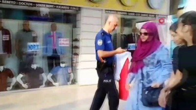polis merkezi - Sokakta iç çamaşırıyla dolaşarak vatandaşı kışkırtan şahsı linç edilmekten polis kurtardı Videosu
