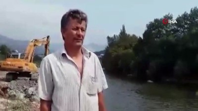 amator balikci -  Tuttuğu balığı kiraladığı kepçe ile sudan çıkarttı  Videosu