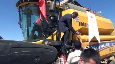 hayvancilik -  - Vali Balcı biçerdöverle hasat yaptı Videosu