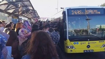 metrobus hatti - Altunizade metrobüs durağında yoğunluk - İSTANBUL  Videosu