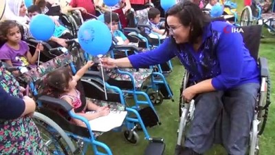 engelli ogrenciler -  Kendisi de engelli olan Gamze, el emeği ürünleri satarak 72 engelli vatandaşa tekerlekli sandalye hediye etti  Videosu