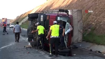 trafik polisi -  Kuzey Marmara Otoyolu’nda TIR kamyona çarptı: 2 yaralı  Videosu