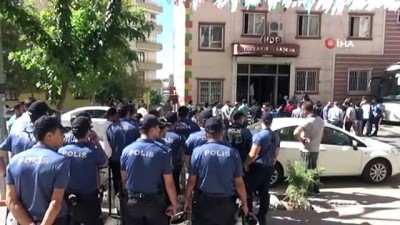 telefon gorusmesi -  Oğlunun 10 ay önce dağa götürüldüğünü iddia eden anne: “Ben kimsenin lafı ile burada oturmuyorum, 10 aydır yanan yüreğimin ateşi ile oturuyorum”  Videosu