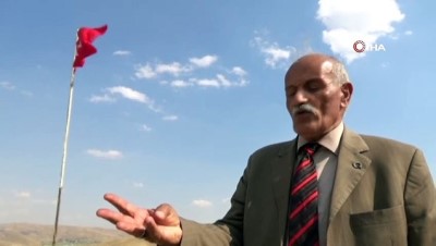  35 yıldır Türk bayrağını köyünde dalgalandırıyor 