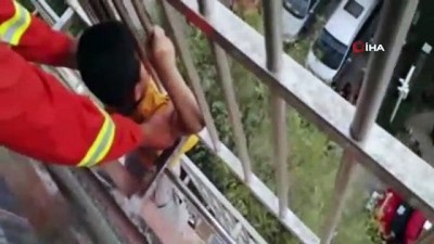  - Kafası Balkon Demirine Sıkışan Çocuğu İtfaiye Kurtardı 