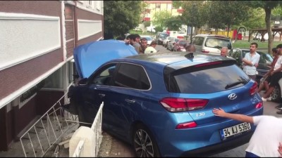 gaz sizintisi - Otomobilin çarptığı doğal gaz kutusunda sızıntı - İSTANBUL Videosu