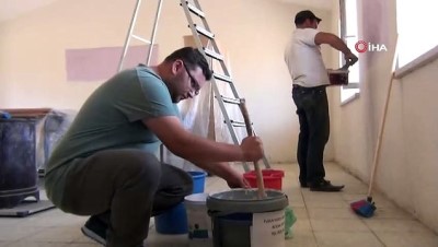 ogrenciler -  Van'da ilkokul öğretmenleri ellerine fırça alarak sınıfları boyadı Videosu