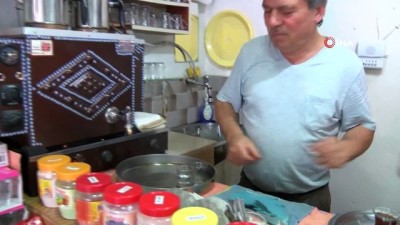 katar -  Bir kuruş ödemeden çay ocağını adeta müzeye çevirdi  Videosu