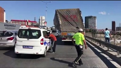 korkuluk - Devrilme tehlikesi geçiren tırın dorsesi halatlarla köprüye bağlandı - İSTANBUL Videosu