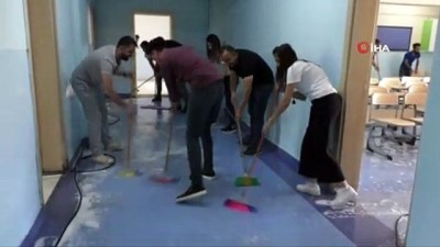 kadilar -  Hakkari’de müdür, öğretmen ve veliler okul temizledi  Videosu