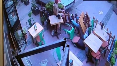dikkatsizlik - Otomobilin kafede oturanlara çarpması güvenlik kameralarında - ÇANAKKALE  Videosu