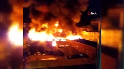  Sultanbeyli'de mobilya atölyesinde çıkan yangın havadan görüntülendi