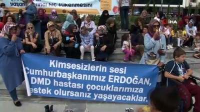  - Çocuklarının eskitemediği ayakkabıları meydana bıraktılar