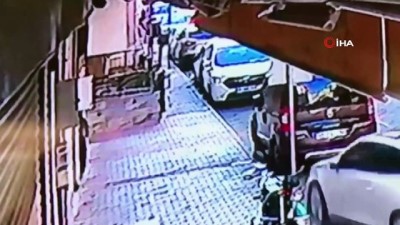  Direksiyon hakimiyetini kaybeden sürücü park halindeki araçlara çarpıp apartman boşluğuna böyle uçtu 