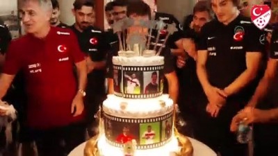 takim kampi - Emre Belözoğlu'na sürpriz doğum günü kutlaması - İSTANBUL Videosu
