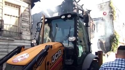  Fatih'te ahşap bina alev alev yandı 