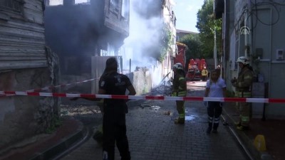 Fatih’te yanan ahşap bina iş makinesiyle yıkıldı - İSTANBUL 