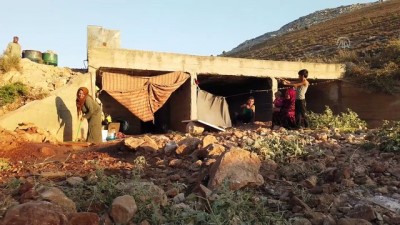 İdlib'de saldırılardan kaçan çaresiz aile su kemerine sığındı (2) - İDLİB 