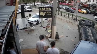  İki otomobil çarpıştı, takla atan otomobildeki yaralıları vatandaşlar çıkardı...Can pazarı kamerada 