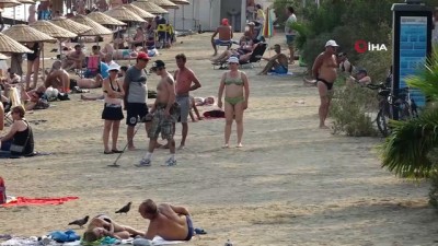 zabita -  Rus turist güpegündüz plajda define aradı, “Temizlik yapıyorum” diyerek kendi savundu  Videosu