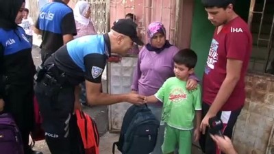 okul cantasi -  Adana polisinden dar gelirli ailelere okul öncesi anlamlı hediye  Videosu
