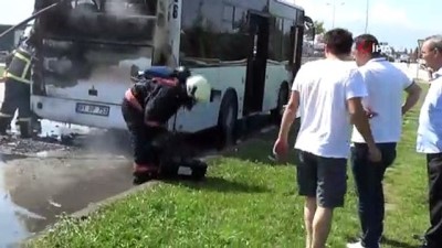 yangin tupu -  Seyir halindeki halk otobüsü yandı, yanan otobüse bakan sürücü önündeki otomobile çarptı  Videosu