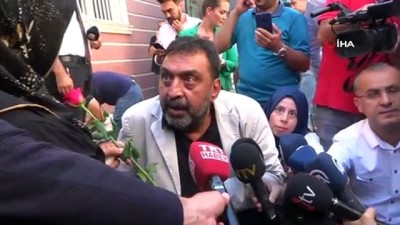 mahremiyet -  Sinema oyuncusu Ahmet Yenilmez'den HDP önünde oturma eylemi yapan ailelere destek ziyareti  Videosu