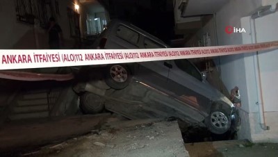  Ankara’da otomobil apartman duvarını deldi 