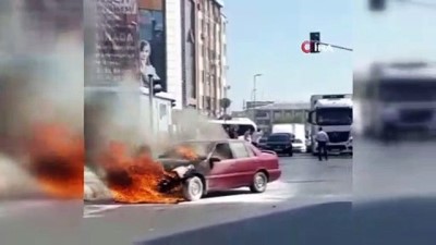 elektrik kacagi -  Patlamaların yaşandığı aracı yangın tüpüyle söndürmeye çalıştı Videosu