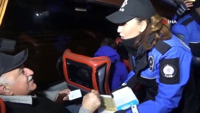 yilbasi gecesi -  Burdur polisinden sürücülere ceviz ezmeli yılbaşı kutlaması  Videosu
